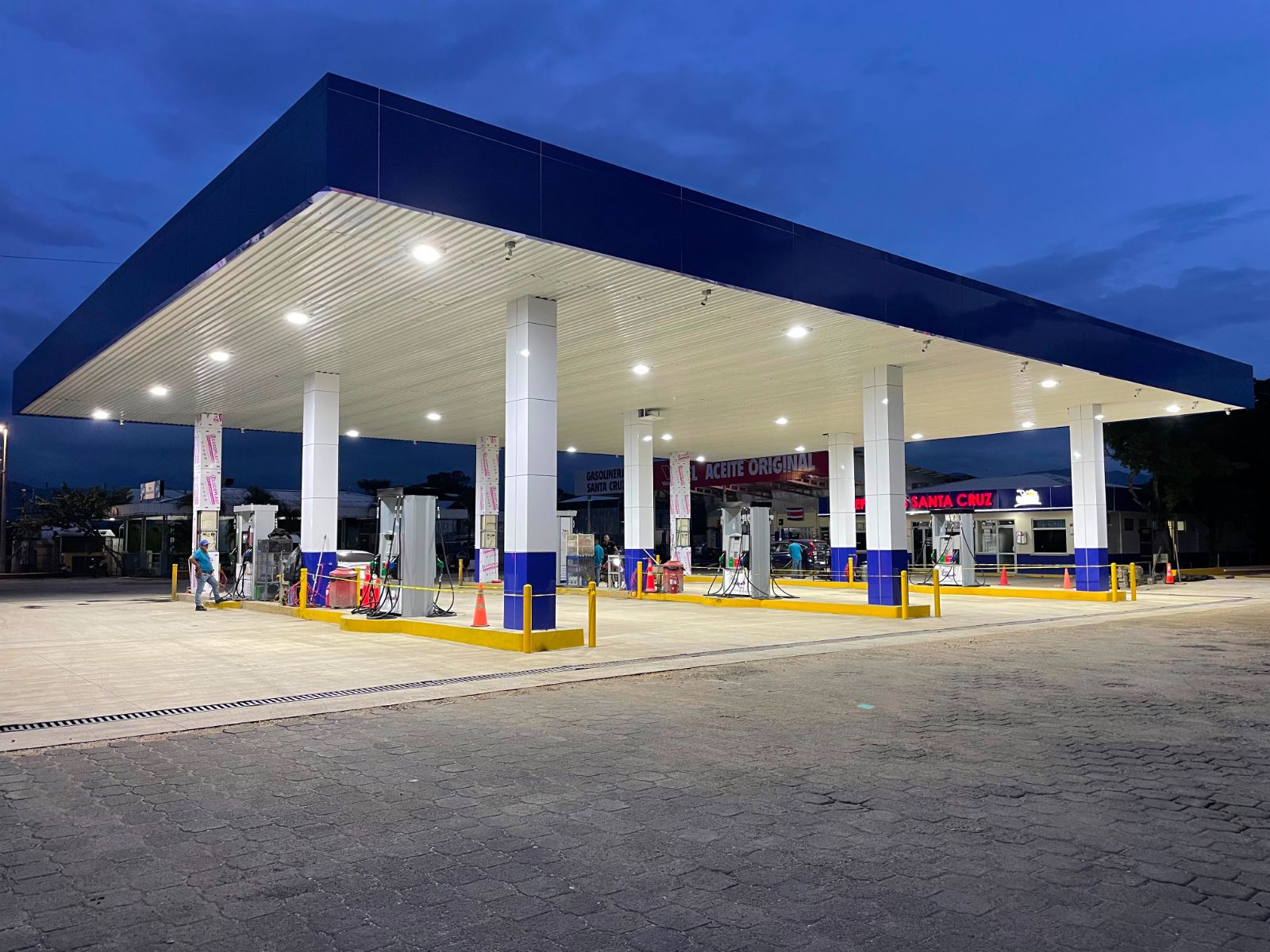 Estación de servicio IngNova al atardecer